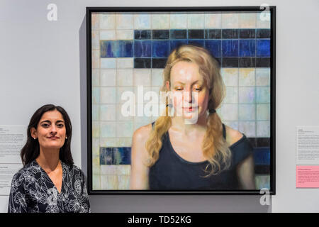 Londra, Regno Unito. 12 Giugno, 2019. Jenne da Manu Kaur Saluja (nella foto) vincitore della BP Travel Award 2019 - Il vincitore della Bp Portrait Award 2019 alla National Portrait Gallery di Londra. Credito: Guy Bell/Alamy Live News Foto Stock