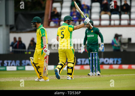 Taunton, Regno Unito. 12 Giugno, 2019. Coppa del Mondo di cricket, Australia contro il Pakistan; Australia capitano Aaron Finch riconosce la folla di applausi come egli raggiunge il suo mezzo secolo e porta fino a secolo opening partnership con David Warner Credit: Azione Plus immagini di sport/Alamy Live News Foto Stock