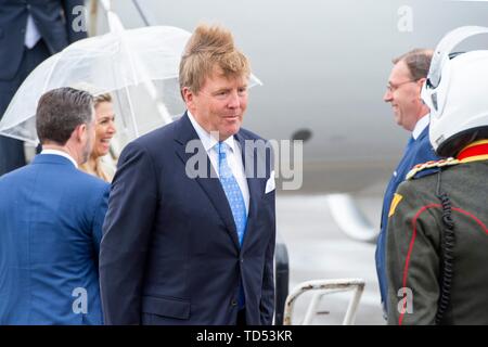 Dublino, Irlanda. 12 Giugno, 2019. Willem-Alexander re e regina Maxima dei Paesi Bassi arrivano all'aeroporto di Dublino, il 12 giugno 2019, al primo di 3 giorni allo Stato visita in Irlanda su invito del Presidente Higgins foto : Albert Nieboer/ Paesi Bassi OUT/point de vue OUT | Credit: dpa/Alamy Live News Foto Stock