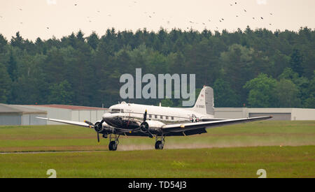 Fassberg, Germania. 12 Giugno, 2019. Una storica Douglas DC-3 noto anche come "Passito" bombardiere terre sui motivi della Bundeswehr Faßberg air base. In memoria del ponte aereo di Berlino 70 anni fa, aeromobili del DC-3 tipo, chiamato anche "bombardieri passito", sono volato in provenienti da vari paesi. Credito: dpa picture alliance/Alamy Live News Foto Stock