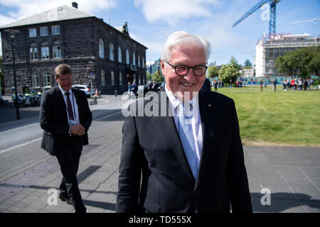 Reykjavik, Islanda. 12 Giugno, 2019. Il Presidente federale Frank-Walter Steinmeier va dal parlamento islandese ha al suo albergo. Presidente Steinmeier e sua moglie sono su una due giorni di visita di stato in Islanda. Credito: Bernd von Jutrczenka/dpa/Alamy Live News Foto Stock