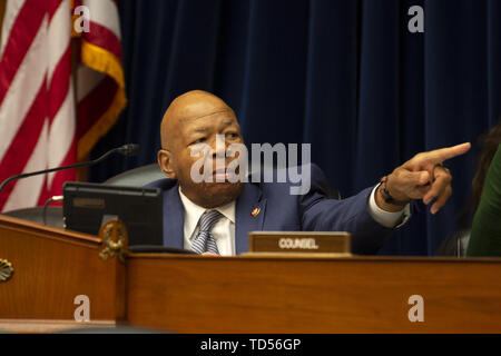 WashingtonDC, STATI UNITI D'AMERICA. 12 Giugno, 2019. Rappresentante degli Stati Uniti Elia Cummings (Democratico del Maryland) parla durante la commissione per la vigilanza e la riforma audizione del Campidoglio di Washington, DC, Stati Uniti di markup di una risoluzione che raccomanda che la Casa dei Rappresentanti di trovare il Procuratore Generale e il Segretario di Stato per il commercio in disprezzo del Congresso il 12 giugno 2019. Credito: Stefani Reynolds/CNP/ZUMA filo/Alamy Live News Foto Stock