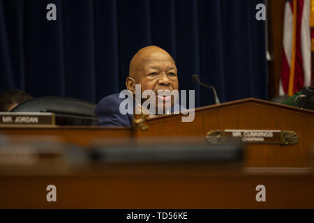 WashingtonDC, STATI UNITI D'AMERICA. 12 Giugno, 2019. Rappresentante degli Stati Uniti Elia Cummings (Democratico del Maryland) parla durante la commissione per la vigilanza e la riforma audizione del Campidoglio di Washington, DC, Stati Uniti di markup di una risoluzione che raccomanda che la Casa dei Rappresentanti di trovare il Procuratore Generale e il Segretario di Stato per il commercio in disprezzo del Congresso il 12 giugno 2019. Credito: Stefani Reynolds/CNP/ZUMA filo/Alamy Live News Foto Stock