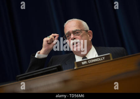 WashingtonDC, STATI UNITI D'AMERICA. 12 Giugno, 2019. Rappresentante degli Stati Uniti Gerry Connolly (Democratico della Virginia) parla durante la commissione per la vigilanza e la riforma audizione del Campidoglio di Washington, DC, Stati Uniti di markup di una risoluzione che raccomanda che la Casa dei Rappresentanti di trovare il Procuratore Generale e il Segretario di Stato per il commercio in disprezzo del Congresso il 12 giugno 2019. Credito: Stefani Reynolds/CNP/ZUMA filo/Alamy Live News Foto Stock