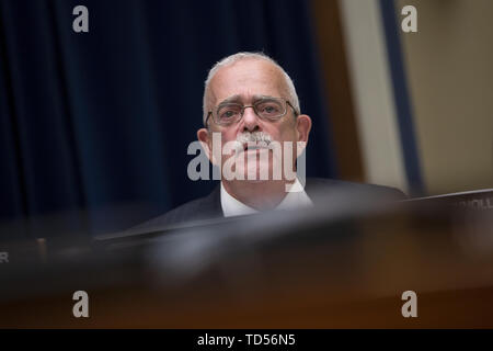 WashingtonDC, STATI UNITI D'AMERICA. 12 Giugno, 2019. Rappresentante degli Stati Uniti Gerry Connolly (Democratico della Virginia) parla durante la commissione per la vigilanza e la riforma audizione del Campidoglio di Washington, DC, Stati Uniti di markup di una risoluzione che raccomanda che la Casa dei Rappresentanti di trovare il Procuratore Generale e il Segretario di Stato per il commercio in disprezzo del Congresso il 12 giugno 2019. Credito: Stefani Reynolds/CNP/ZUMA filo/Alamy Live News Foto Stock