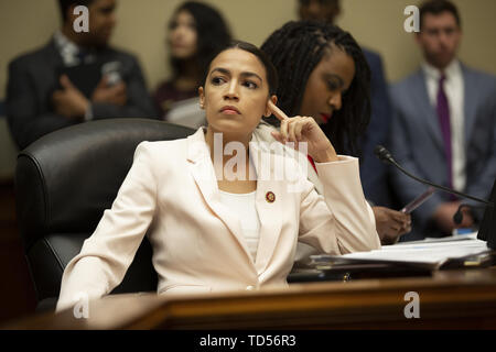 WashingtonDC, STATI UNITI D'AMERICA. 12 Giugno, 2019. Stati Uniti Rappresentante Alessandria Ocasio-Cortez (Democratico di New York) durante il comitato per la vigilanza e la riforma audizione del Campidoglio di Washington, DC, Stati Uniti di markup di una risoluzione che raccomanda che la Casa dei Rappresentanti di trovare il Procuratore Generale e il Segretario di Stato per il commercio in disprezzo del Congresso il 12 giugno 2019. Credito: Stefani Reynolds/CNP/ZUMA filo/Alamy Live News Foto Stock