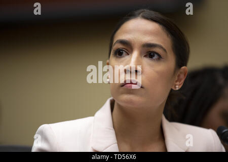 WashingtonDC, STATI UNITI D'AMERICA. 12 Giugno, 2019. Stati Uniti Rappresentante Alessandria Ocasio-Cortez (Democratico di New York) durante il comitato per la vigilanza e la riforma audizione del Campidoglio di Washington, DC, Stati Uniti di markup di una risoluzione che raccomanda che la Casa dei Rappresentanti di trovare il Procuratore Generale e il Segretario di Stato per il commercio in disprezzo del Congresso il 12 giugno 2019. Credito: Stefani Reynolds/CNP/ZUMA filo/Alamy Live News Foto Stock