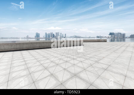 Paesaggio urbano e sullo skyline di Hangzhou dal vuoto pavimento in mattoni Foto Stock