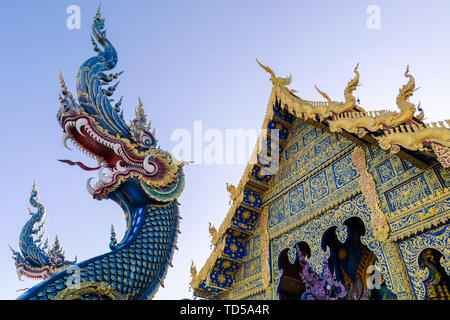 Ingresso anteriore di Wat Rong Suea dieci (Tempio Azzurro) in Chiang Rai, Thailandia, Sud-est asiatico, in Asia Foto Stock