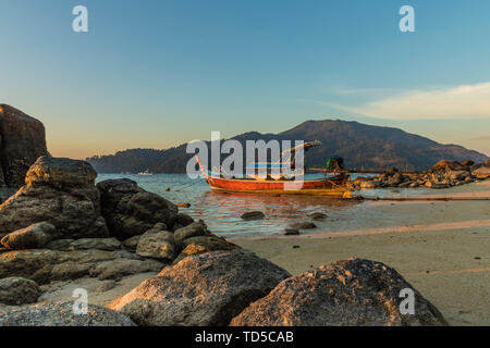 Di una barca dalla coda lunga al crepuscolo in Ko Lipe, Tarutao National Marine Park, Thailandia, Sud-est asiatico, in Asia Foto Stock