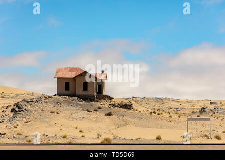 Un abbandonato e rovinato stazione ferroviaria denominato Grasplatz nella città Luderitz entro il diamante Spergbeit Regione, Namibia, Africa Foto Stock