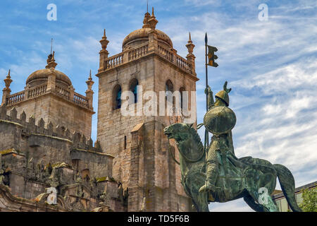 Cattedrale di Porto o Sé Catedral do Porto e cavaliere statua Foto Stock
