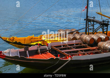 Antica nave con i barili di porto sul fiume Douro. Porto, Portogallo Foto Stock