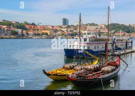 Antica nave con i barili di porto sul fiume Douro. Porto, Portogallo Foto Stock