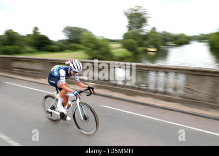 Trek Segafredo's Anna Plichta prende il piombo su un ponte a Wallingford durante la terza fase l'energia OVO donna Tour. Foto Stock