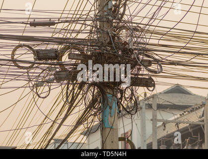 Potenza di overhead telefono e cavi Internet formano un nido di ratti. Foto Stock