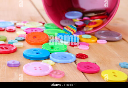 I pulsanti colorati sparsi dal bucket close-up Foto Stock