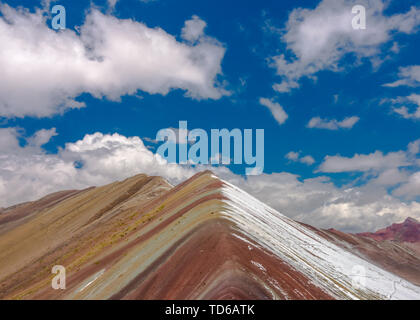 L'arcobaleno moutains colorati, vicino a Cusco, Perù Foto Stock