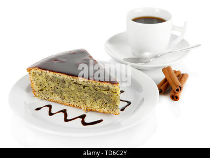 Deliziosa semi di papavero la torta con la tazza di caffè isolato su bianco Foto Stock