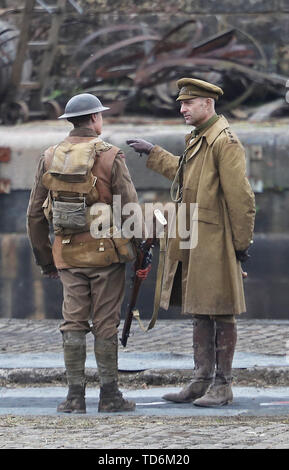 Attori Mark Strong (destra) e George Mackay sul set di Sam Mendes' nuovo film 1917 durante le riprese a Govan Docks in Glasgow. Foto Stock