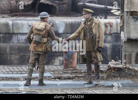 Attori Mark Strong (destra) e George Mackay sul set di Sam Mendes' nuovo film 1917 durante le riprese a Govan Docks in Glasgow. Foto Stock