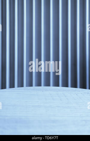 Tavola rotonda dalla finestra con persiane Foto Stock