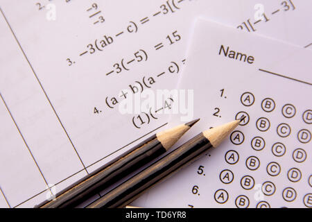 Matita su fogli di risposta o standardizzate form di test con risposte fatto gorgogliare. Risposta multipla foglio Foto Stock