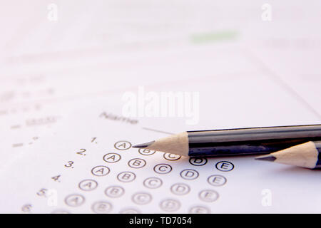 Matita su fogli di risposta o standardizzate form di test con risposte fatto gorgogliare. Risposta multipla foglio Foto Stock