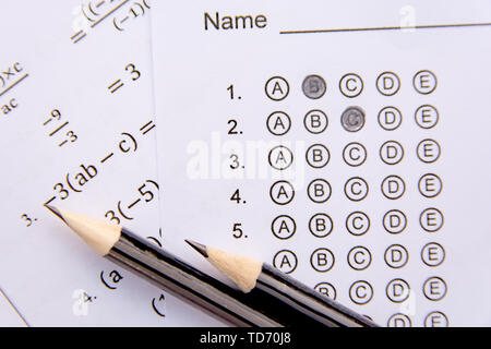 Matita su fogli di risposta o standardizzate form di test con risposte fatto gorgogliare. Risposta multipla foglio Foto Stock