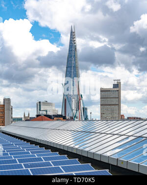 Paesaggio urbano di Londra con la Shard nella distanza. Scattato dalla camera del socio alla Tate Modern - visto in primo piano con i pannelli solari. Foto Stock