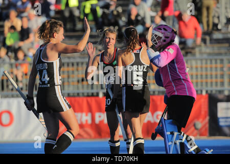 Krefeld, Germania, 12 giugno 2019, Hockey, FIH Pro League, donne in Germania rispetto a Belgio: celebrazione (Germania) LtoR Janne Mueller-Wieland, Hanna Granitzki, Foto Stock