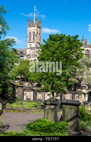 Chiesa Parrocchiale di San Giovanni Evangelista visto da St Cuthbert's cimitero nel centro di Edimburgo, Scozia, Regno Unito Foto Stock