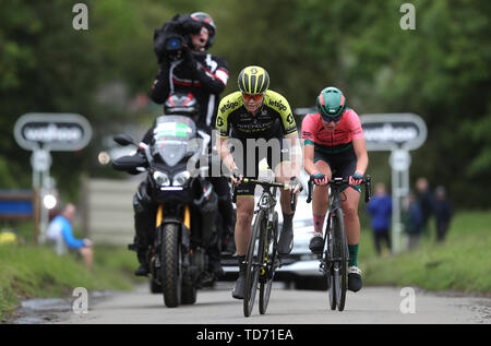 Mitchelton-SCOTT Sarah Roy (sinistra) e Parkhotel Valkenburg's Femke Markus mantengono la loro portano attraverso Burton Dasset Country Park Burton Country Park durante la quarta fase dell'energia OVO donna Tour. Foto Stock