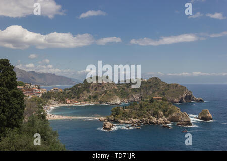 Taormina Sicilia popolare spiaggia bellissima lato a Isla Bella, Marina del Mediterraneo e la natura in estate Foto Stock