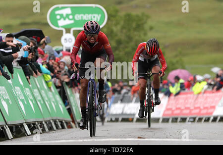 Il team del Canyon Kasia Niewiadoma (sinistra) si avvicina al traguardo durante la quarta fase dell'energia OVO donna Tour. Foto Stock