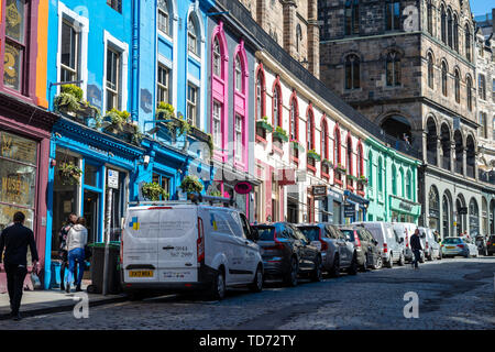 Vetrine colorate lungo la West Bow / Victoria Street di Edimburgo Città Vecchia, Scotland, Regno Unito Foto Stock