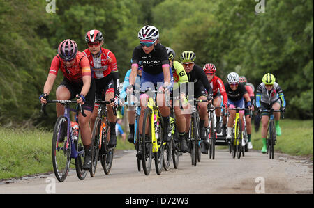 Il team del Canyon Kasia Niewiadoma (sinistra) porta come il peloton passa attraverso Burton Dassett Country Park durante la quarta fase dell'energia OVO donna Tour. Foto Stock