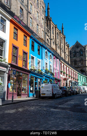 Vetrine colorate lungo la West Bow / Victoria Street di Edimburgo Città Vecchia, Scotland, Regno Unito Foto Stock