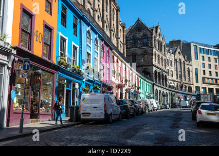 Vetrine colorate lungo la West Bow / Victoria Street di Edimburgo Città Vecchia, Scotland, Regno Unito Foto Stock