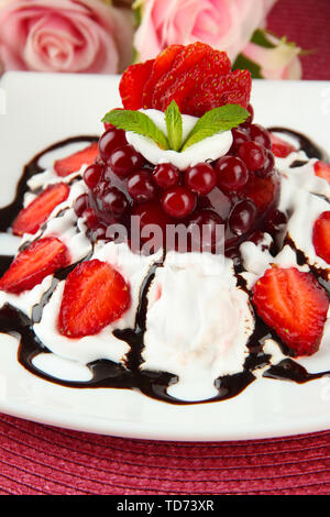 Gelatina di gustosi dessert con frutti di bosco freschi, il Rosa Rose sfondo Foto Stock