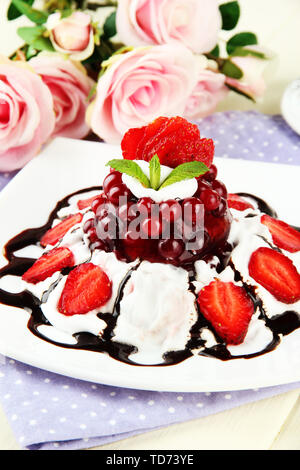 Gelatina di gustosi dessert con frutti di bosco freschi, il Rosa Rose sfondo Foto Stock