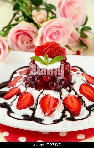 Gelatina di gustosi dessert con frutti di bosco freschi, il Rosa Rose sfondo Foto Stock