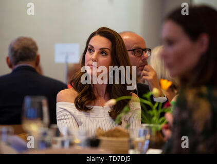 La Duchessa di Cambridge durante il primo incontro annuale di cena di gala in riconoscimento della dipendenza la settimana di consapevolezza, ospitato da azione sulle tossicodipendenze e chef Skye Gyngell a primavera ristorante, Londra. Foto Stock