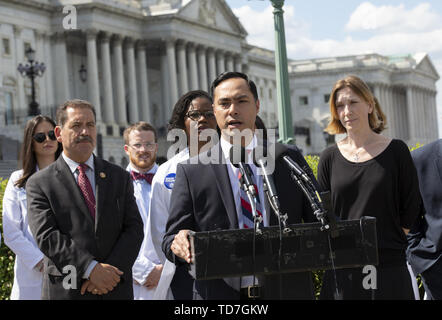 Washington, Distretto di Columbia, Stati Uniti d'America. 12 Giugno, 2019. Rappresentante degli Stati Uniti Joaquin Castro (Democratico del Texas) esamina la necessità di migliori diritti umanitari per i rifugiati dal confine con gli Stati Uniti a Washington il 12 giugno 2019. Credito: Stefani Reynolds/CNP/ZUMA filo/Alamy Live News Foto Stock