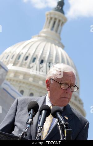 Stati Uniti House leader della maggioranza Steny Hoyer (Democratico del Maryland) invita a migliorare i diritti umanitari per i rifugiati dal confine con gli Stati Uniti a Washington il 12 giugno 2019. Credito: Stefani Reynolds/CNP | Utilizzo di tutto il mondo Foto Stock