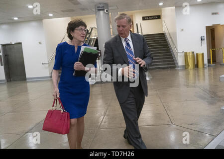 Washington, Distretto di Columbia, Stati Uniti d'America. 12 Giugno, 2019. Stati Uniti il senatore Susan Collins (Repubblicano del Maine) e gli Stati Uniti il senatore Lindsey Graham (Repubblicano della Carolina del Sud) a piedi attraverso il Senato alla metropolitana dopo aver lasciato il Senato piano al Campidoglio di Washington il 12 giugno 2019. Credito: Stefani Reynolds/CNP/ZUMA filo/Alamy Live News Foto Stock