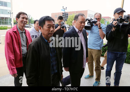 Peoria, Stati Uniti d'America. 12 Giugno, 2019. Zhang Ronggao (3 L), padre di visitare lo studioso cinese Zhang Yingying, teste per il Federal Courthouse edificio in Peoria, Illinois, Stati Uniti, il 12 giugno 2019. La difesa avvocato per Brendt Christensen ha ammesso il mercoledì che la convenuta ha rapito e ucciso il cinese visiting scholar Zhang Yingying nel 2017, durante la fase di apertura delle dichiarazioni in giudizio presso un tribunale federale in Peoria, Stati Uniti stato di Illinois. Credito: Wang Ping/Xinhua/Alamy Live News Foto Stock