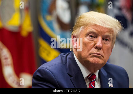 Washington, DC, Stati Uniti d'America. 12 Giugno, 2019. Stati Uniti Presidente Donald Trump detiene un oppioide tavola rotonda presso la Casa Bianca di Washington, DC, Stati Uniti d'America, 12 giugno 2019. Credito: Zach Gibson/Piscina via CNP | Utilizzo di credito in tutto il mondo: dpa/Alamy Live News Foto Stock