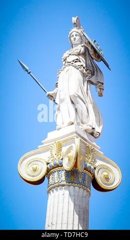 Atene, Grecia. 20 agosto 2018. Una statua della dea Athena al centro della capitale greca.Il paese il 6 di luglio chiamato generale elezione dopo la loro sconfitta a Syriza partito nelle elezioni europee. Credito: Yiannis Alexopoulos SOPA/images/ZUMA filo/Alamy Live News Foto Stock