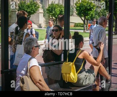 Atene, Grecia. 20 agosto 2018. La gente in attesa ad una fermata degli autobus nel centro di Atene.Il paese il 6 di luglio chiamato generale elezione dopo la loro sconfitta a Syriza partito nelle elezioni europee. Credito: Yiannis Alexopoulos SOPA/images/ZUMA filo/Alamy Live News Foto Stock